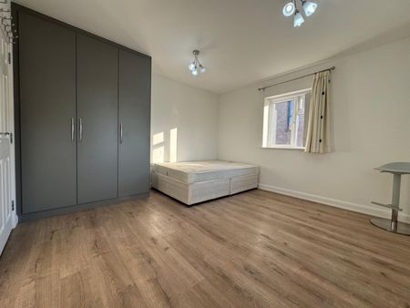 West Hendon Broadway, Hendon, NW9 - Photo 2