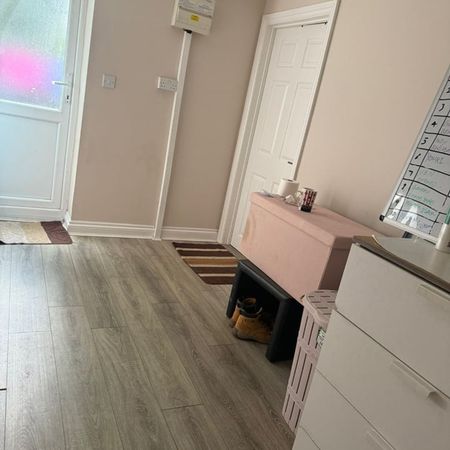 Studio Flat, Bronte Close, IG2 - Photo 3