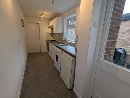 2 bedroom end of terrace house to rent - Photo 2