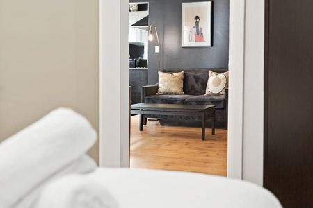 Furnished or Unfurnished Renovated Art Deco Two Bedroom Apartment - Photo 3