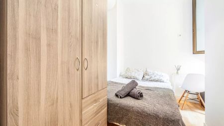 Room in a shared 19-bedroom apartment for rent in l'Antiga Esquerra de l'Eixample - Foto 5