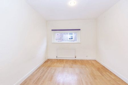 A recently redecorated throughout 1 bedroom apartment located in the heart of York City Centre. - Photo 5