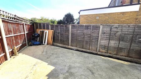 5 bedroom semi-detached house to rent - Photo 5