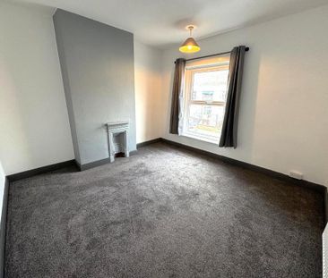 2 bedroom end of terrace house to rent - Photo 3
