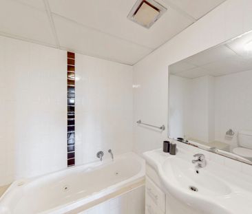 Beautiful Apartment Overlooking Swimming Pool and Gardens!!! - Photo 4