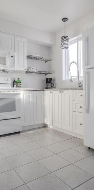 Beau 3 1/2 meublé avec les électroménagers inclus ! - Photo 1