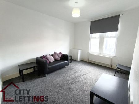 2 bedroom flat to rent - Photo 2