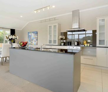 Excellent 5 Bedroom & 2.5 Bathrooms Home with ... - Photo 2
