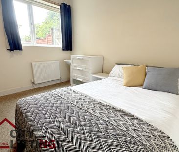 5 Bedroom Mid Terraced House - Photo 1