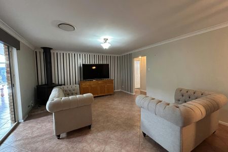 LARGE FAMILY HOME WITH A POOL! - Photo 2