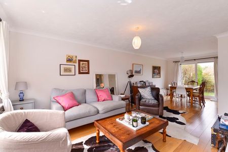 Foxdene, Godalming - 4 bedrooms Property for lettings - Seymours - Photo 3