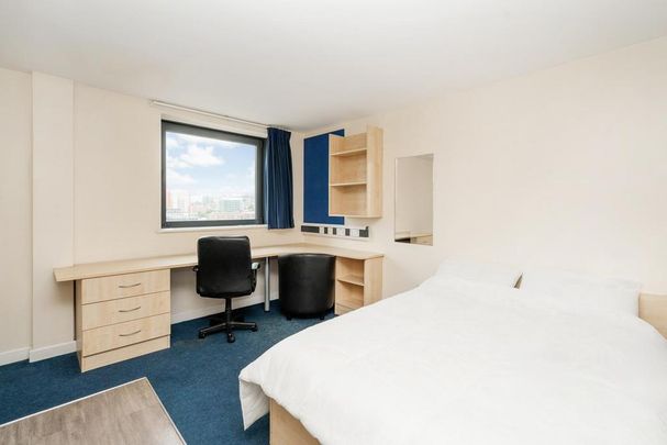 1 bedroom in a flat share to rent - Photo 1