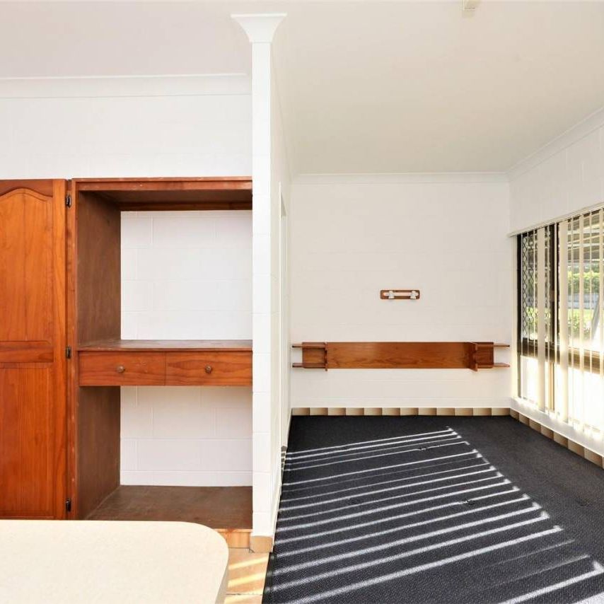 Ground floor unfurnished studio - Air Conditioned - Carport and Pool - Photo 1