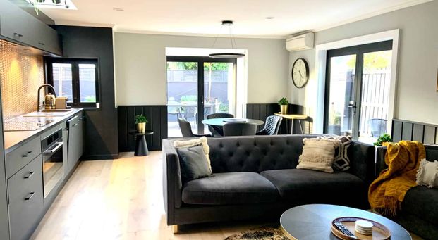 Stunning executive fully furnished standalone townhouse in prime location! - Photo 1