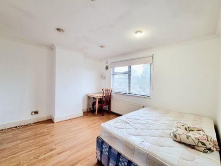 1 bedroom in a house share to rent - Photo 2