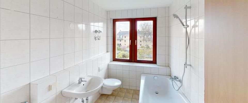 Mit Blick ins Grüne gelegene 2-Raum-Wohnung und Tageslichtbad - Foto 1