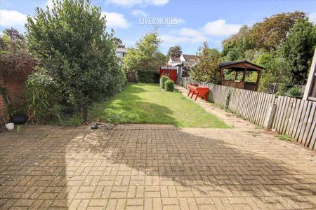 3 bedroom Semi-Detached House to let - Photo 2