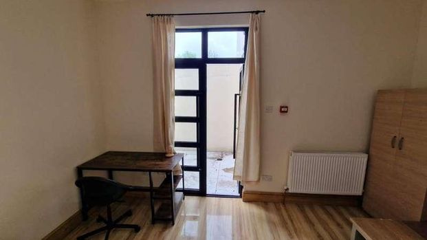 Double Room Kensington Garden, Ilford Essex, IG1 - Photo 1