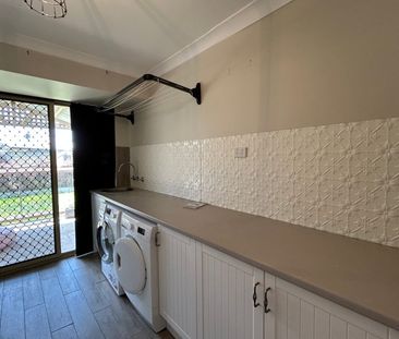 LARGE FAMILY HOME WITH A POOL! - Photo 4