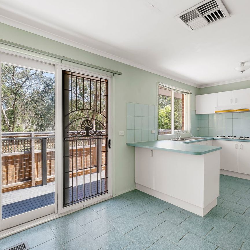 Quiet Rear Single Level Unit in Beverley Hills Primary School Zone! - Photo 1