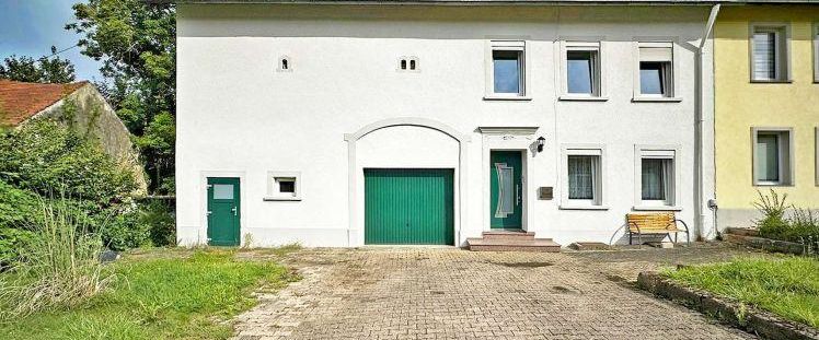 Greimerath: Renoviertes Einfamilienhaus mit großer Scheune als Garage und weitläufigem Garten - Photo 1