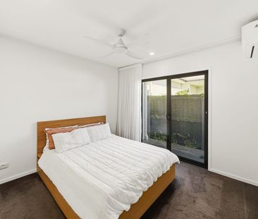 Stylish Near-New Palmview Home - Photo 3