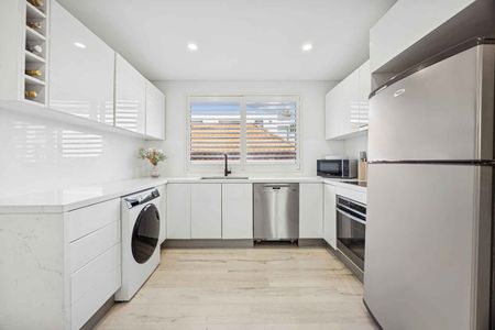 Modern 3 Bedroom Apartment in Ideal Bondi Beach Position with LUG - Photo 3