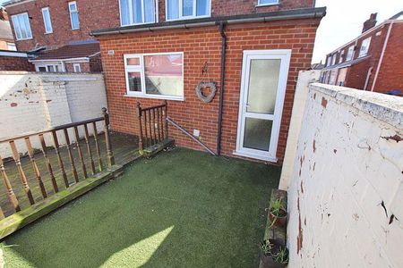 2 bedroom end of terrace house to rent - Photo 5