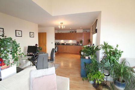 2 bedroom flat to rent - Photo 2