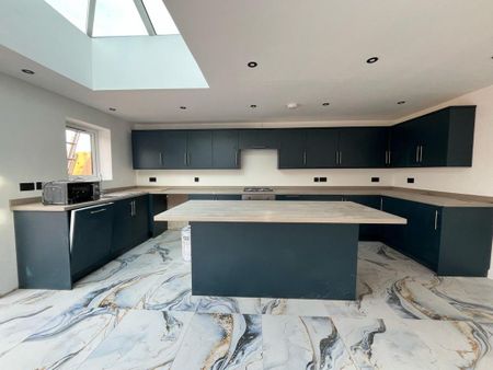 1 bedroom in a house share to rent - Photo 2