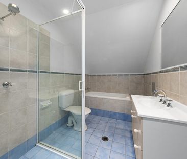 Refurbished Townhouse with Modern Comforts - Photo 5