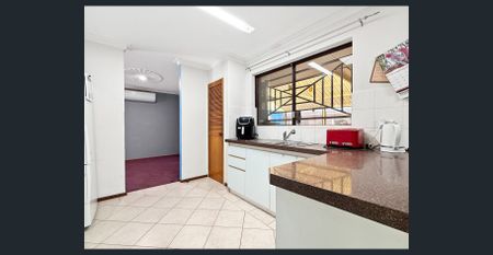 Comfortable & Convenient Family Home in the Heart of Dudley Park! - Photo 3