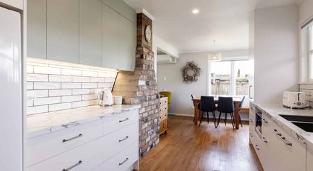 Modern comfort and generous space - Photo 4