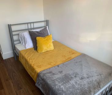 London Row Room 3 - Photo 5