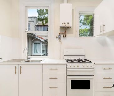 Spacious Top Floor Two Bedroom Apartment - Photo 1