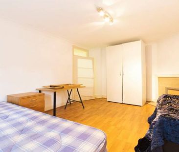 2 Bedroom, 1 bath, 1 reception Flat - Photo 3