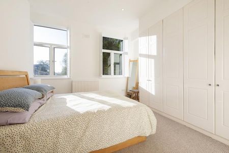 3 bedroom flat to rent - Photo 4