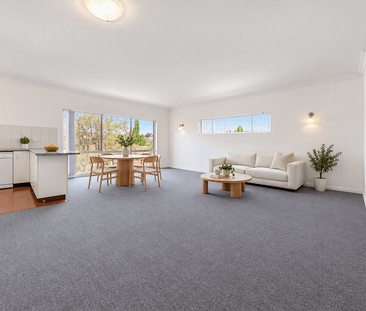 Three Bedroom Top Floor Duplex - Photo 1