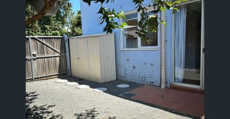 Beautifully Presented Ground Floor Apartment - Bonus Large Courtyard - Photo 5