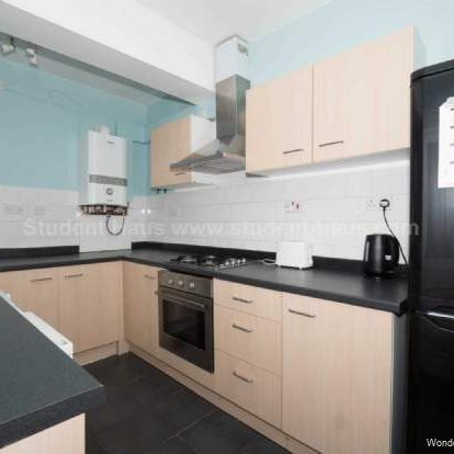 4 bedroom property to rent in Salford - Photo 1