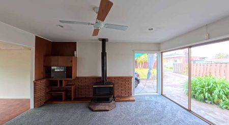 Spacious Family Home in Pakuranga Heights - Photo 3
