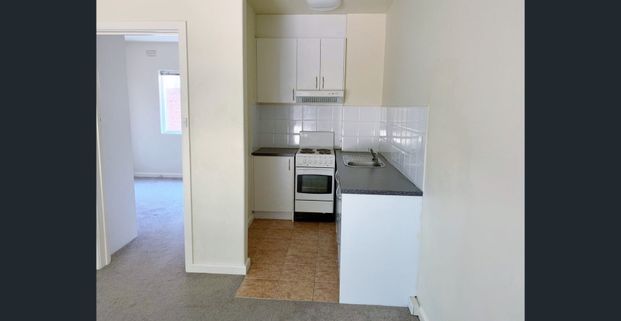 WELL POSITIONED GROUND FLOOR 1 BEDROOM APARTMENT - Photo 1