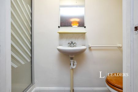 3 bedroom house to rent Pine Ridge, Tonbridge, TN10 - Photo 4