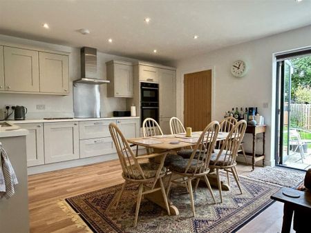 3 bedroom semi-detached house to rent - Photo 4