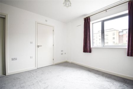Superbly presented 2 bedroom fifth floor apartment for rent in Cambridge at this prestigious development. Under floor gas heating. Allocated parking. Unfurnished. - Photo 4