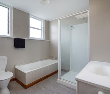 Three bedroom low-maintenance home - Photo 6