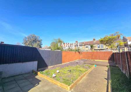 3 bedroom end of terrace house to rent - Photo 3