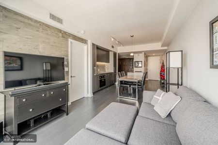 Furnished condo for rent in the prestigious Tour des Canadiens 3 in downtown Montreal. - Photo 2