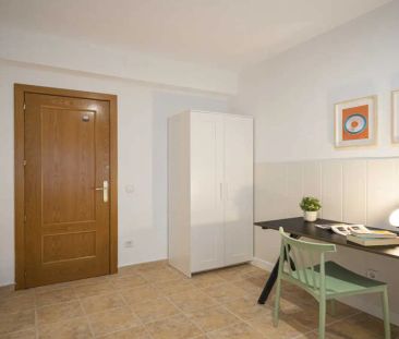 Room in a shared 25-bedroom apartment for rent in Valdeacederas. - Photo 4