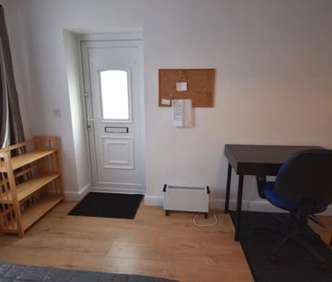 Studio Flat, Lilac Road, SO16 - Photo 3